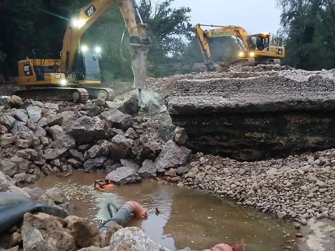 Fotografía de pales demolint i retirant l'antic assut