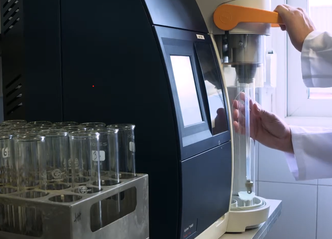 Máquina analitzant mostra de llet