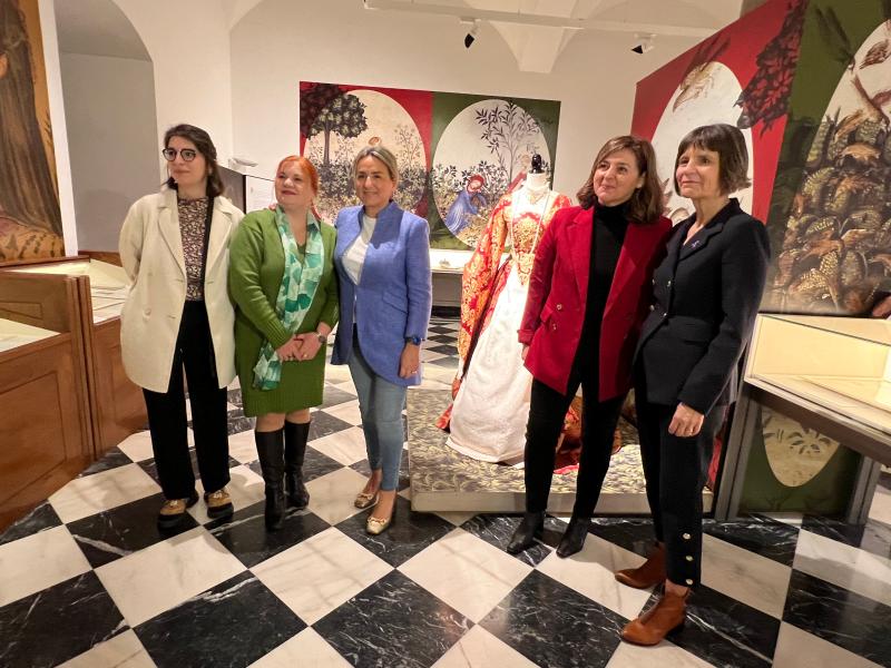 Milagros Tolón visita l'exposició “Dona, Noblesa i Poder”, que recupera a dones que van destacar en la societat de la seua època