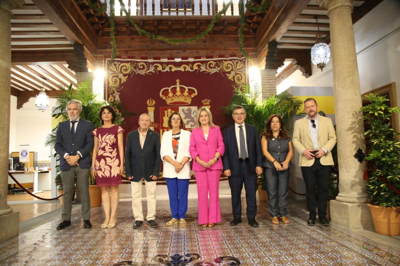 Milagros Tolón presenta la decoració del pati de la Delegació del Govern per al Corpus de Toledo, obert a tot el públic