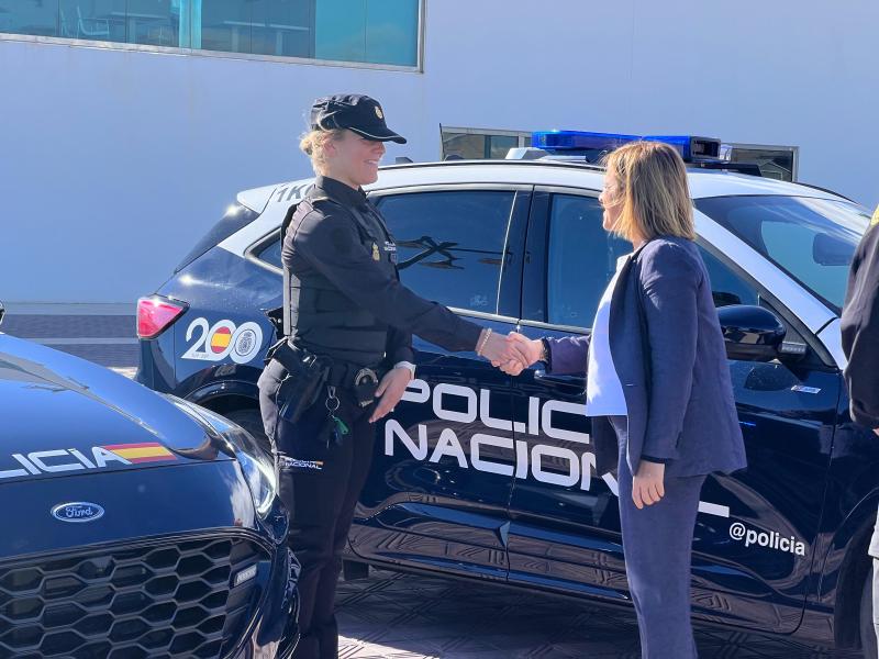 La delegada destaca “l'aposta del Govern per la millora dels recursos de la Policia Nacional amb vehicles més sostenibles”