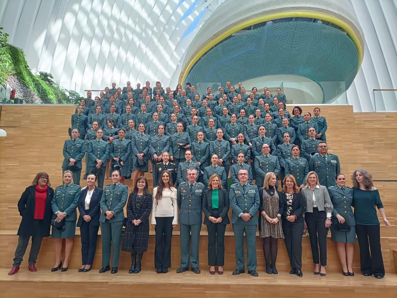 La delegada del Govern clausura la taula redona 35 anys al teu costat en commemoració de la incorporació de la dona a la Guàrdia Civil