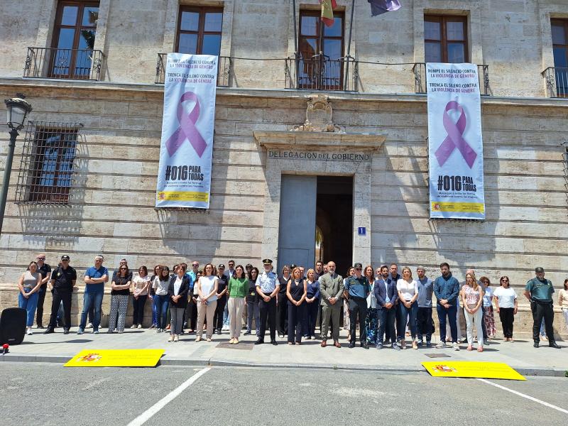 Minut de silenci en condemna pels assassinats masclistes de Benaguasil