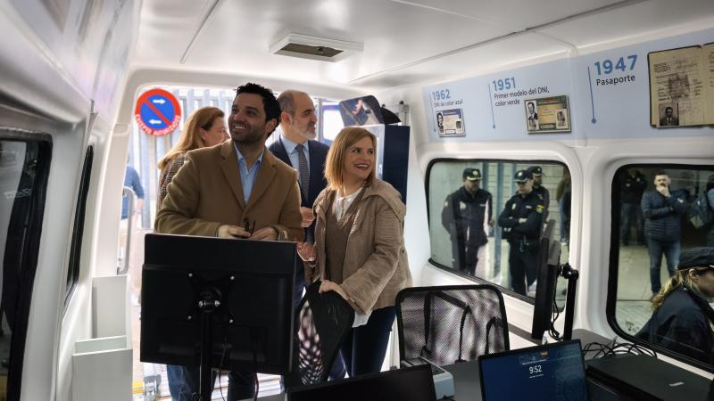 La delegada del Govern presenta a Paterna les Unitats Mòbils de Documentació per a la província de València