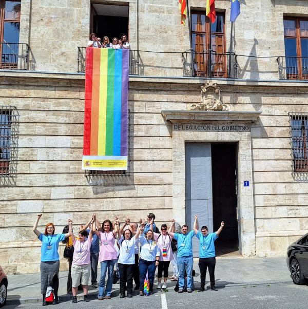 La Delegació del Govern desplega la bandera LGTBI en commemoració del Dia Internacional contra la LGTBIfobia