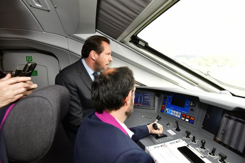 Óscar Puente prova el modern sistema que permetrà aconseguir els 300 km/h i connectar Badajoz i Madrid en menys de 4 hores