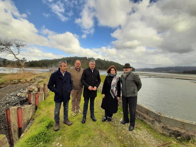 María Rivas visita els marenys de Mera en Ortigueira on  el Govern durà a terme la redacció del projecte de rehabilitació  per a l'ús i gaudi de la ciutadania