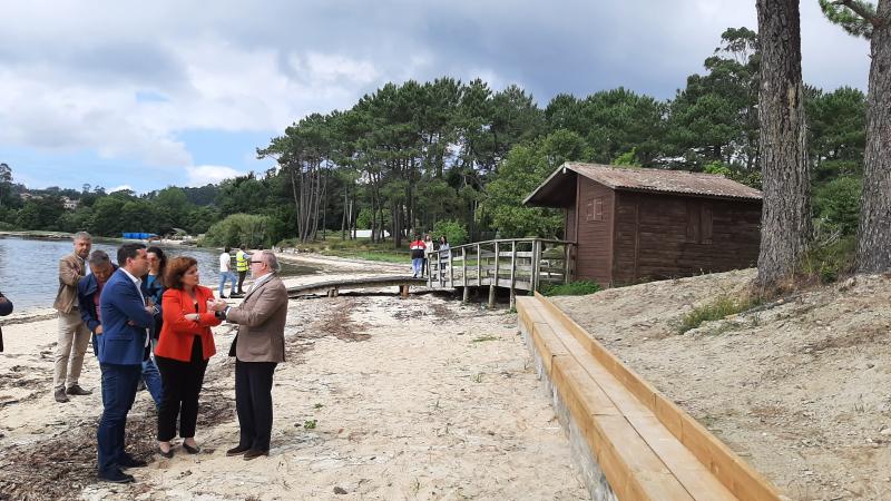 María Rivas visita la platja de Mañóns en Boiro per a posar en valor la recuperació de la vora litoral amb actuacions sustentables