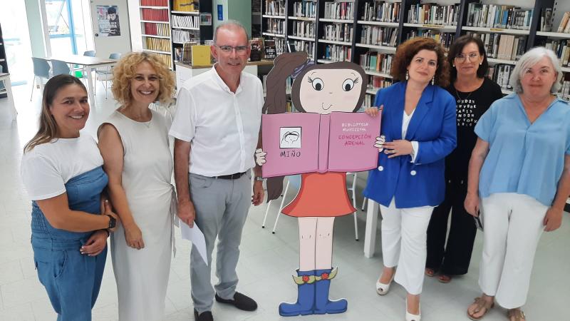 María Rivas visita la biblioteca municipal de Miño “Conchiña” premiada amb el María Moliner pel seu projecte “Prop de tu” que desenvolupa diferents activitats per a fomentar la lectura