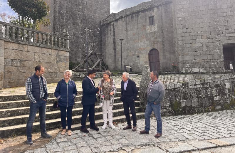 Pedro Blanco posa en valor les inversions del Govern en la renovació urbana i la col·laboració institucional amb l'Ajuntament de Castro Caldelas