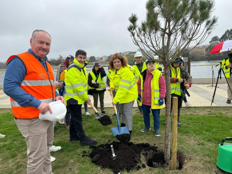 Pedro Blanco avança la imminent culminació de l'obra de regeneració de la ria d'O Burgo amb l'inici de la reforestació dels 70.000m2 de zones verdes que guanya la ciutadania d'este entorn