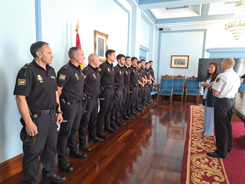 Isabel Rodríguez rep als dotze policies i inspectors en pràctiques destinats en la Comissaria de Lugo