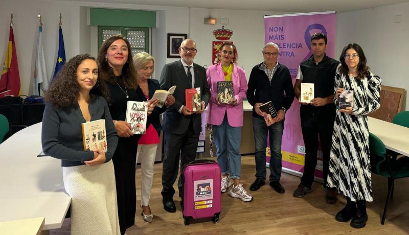 El subdelegat del Govern presenta la Maleta Viatgera contra la violència de gènere en Maceda