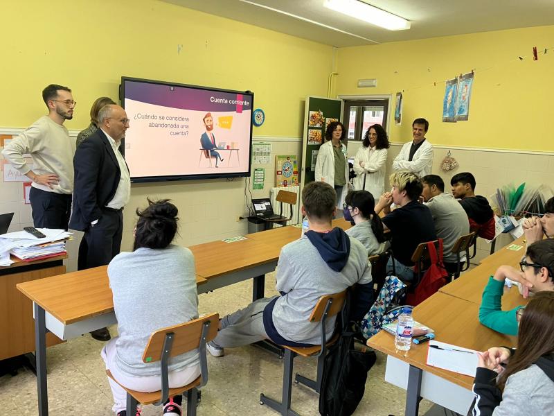 El subdelegat del Govern visita la Llar i Clínica San Rafael per a donar suport al programa d'Educació Financera “Finances per a tots” del Banc d'Espanya