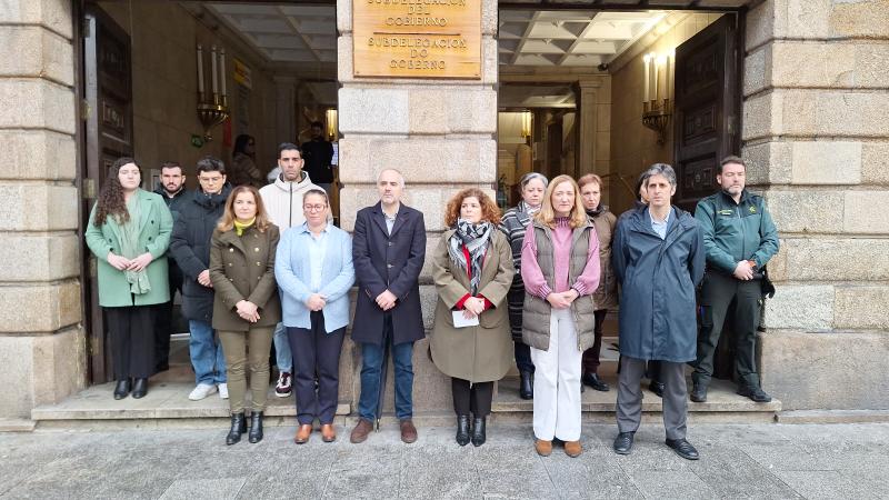 María Rivas presideix el minut de silenci davant la Subdelegació en repulsa pels assassinats masclistes de Jaén i Girona