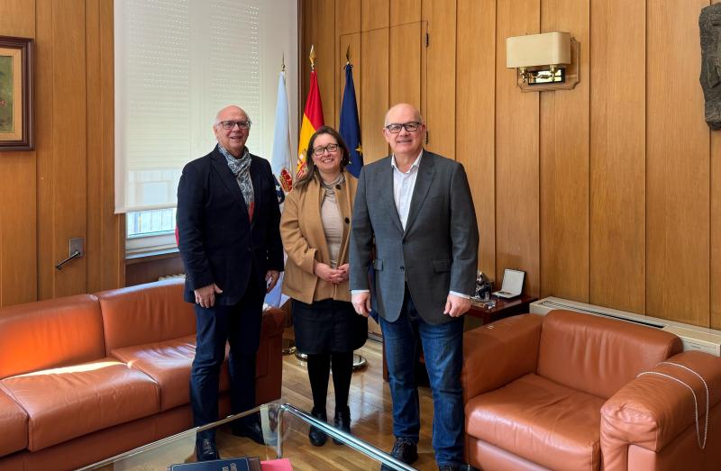 Eladio Santos manté una reunió amb directius del Col·legi d'Economistes d'Orense per a conéixer la situació del seu gremi