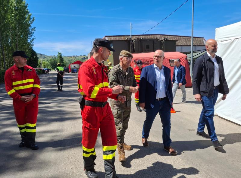 Eladio Santos agraïx en A Rúa "l'intens treball" de la UME per a protegir de la província d'Orense dels incendis forestals