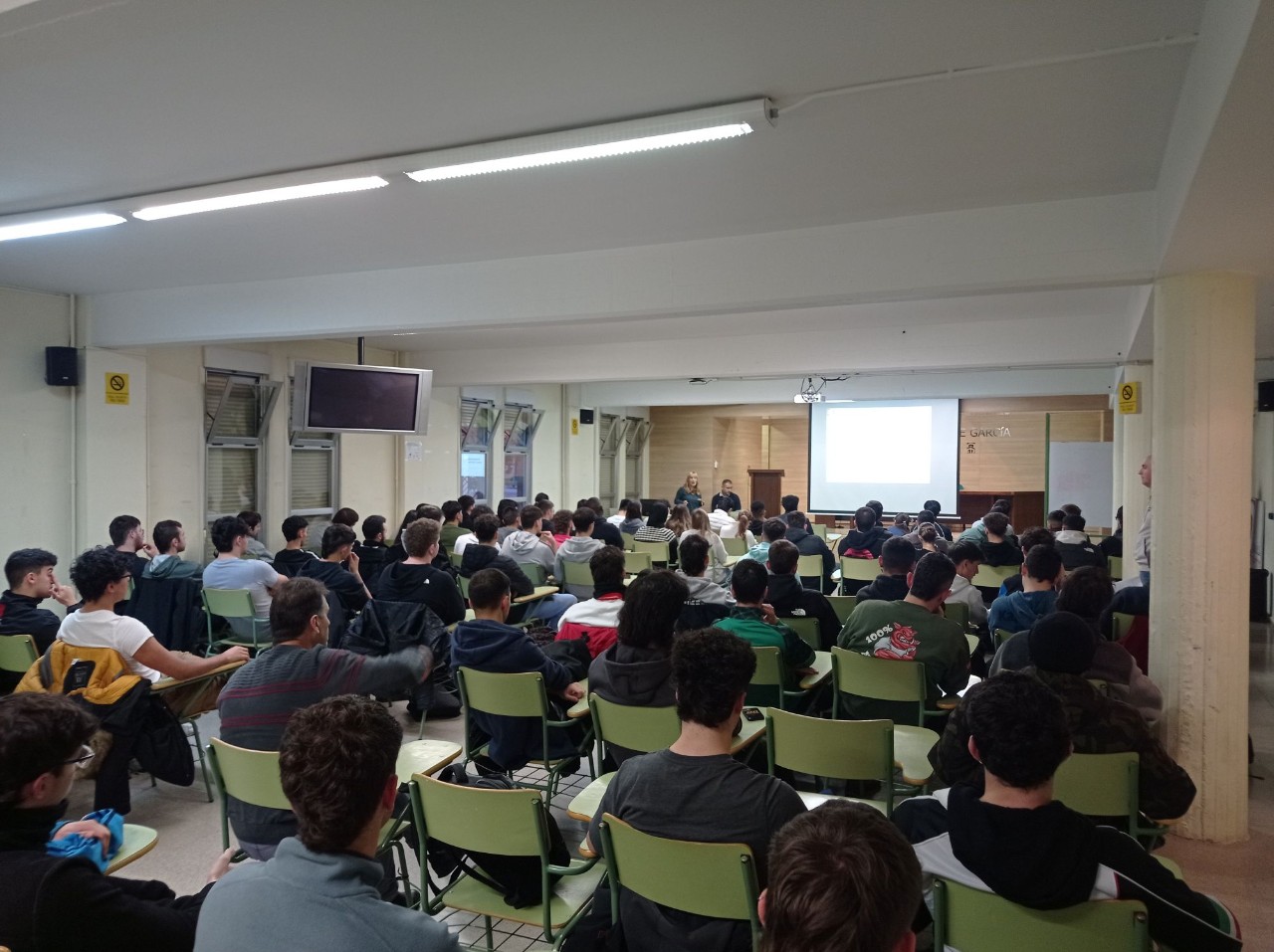 Charla en l'IES Inventor Cosme García, de Logronyo