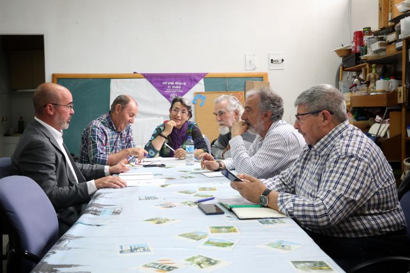 Francisco Martín es reuneix amb associacions veïnals d'Entrevías per a recollir les seues demandes i inquietuds en matèria de seguretat