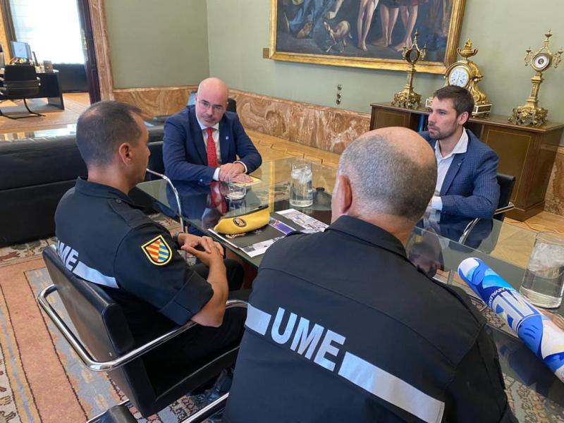 Francisco Martín es reuneix amb el tinent coronel de la UME Alberto Modino per a abordar la campanya a favor de la donació de medul·la òssia