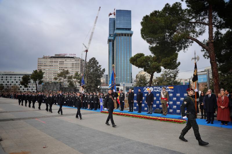 Francisco Martín assisteix a l'hissat de bandera en Colón pel Bicentenari de la Policia Nacional