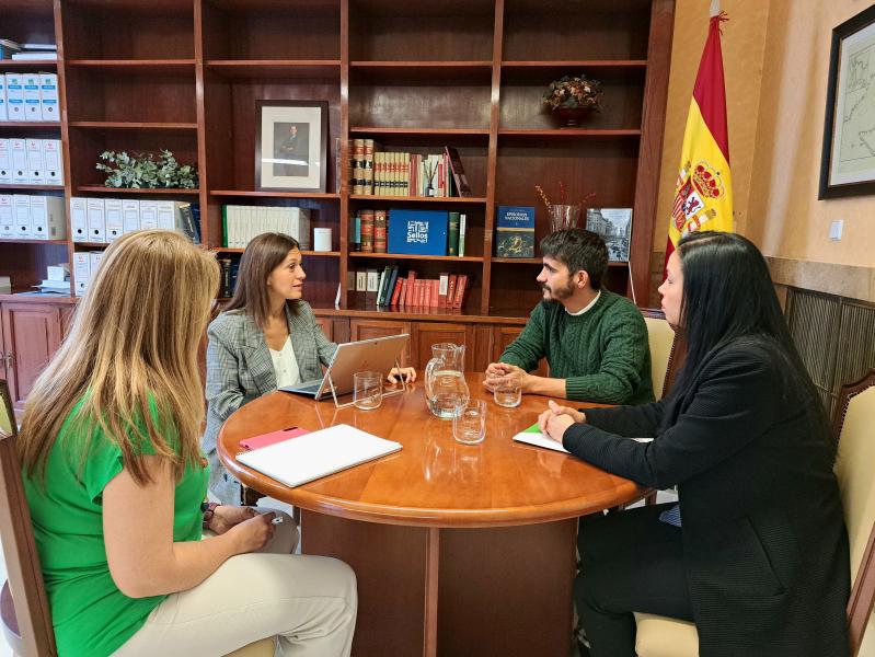 Pilar Trinidad rep a representants de l'Associació Barró