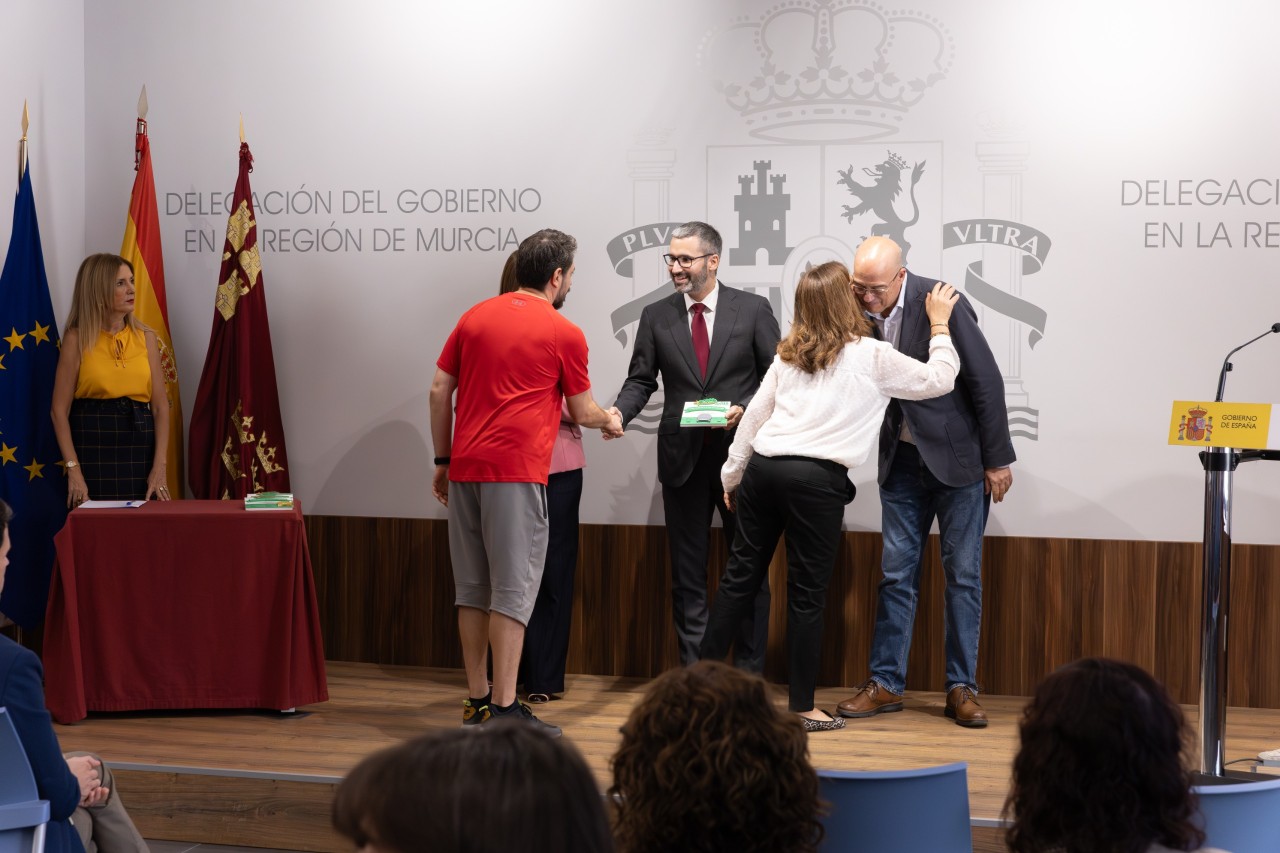 Foto de grup amb els representants dels centres reconeguts