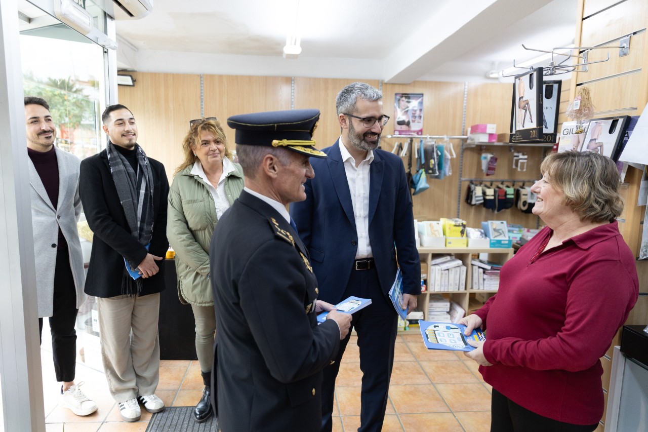 Lucas, parlant amb una veïna de Puente Tocinos
