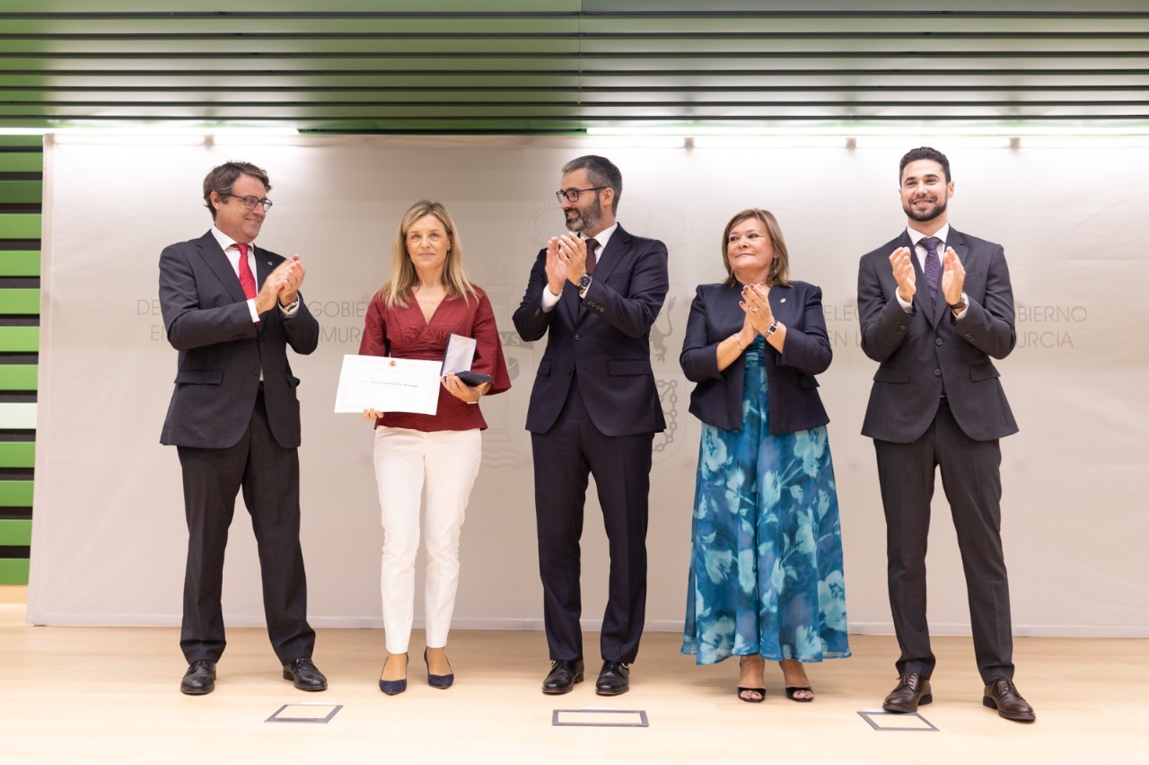 Lucas lliurament una de les medalles per 25 anys de servei