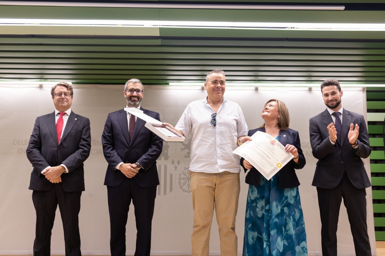 Moment del lliurament d'un altre dels reconeixements