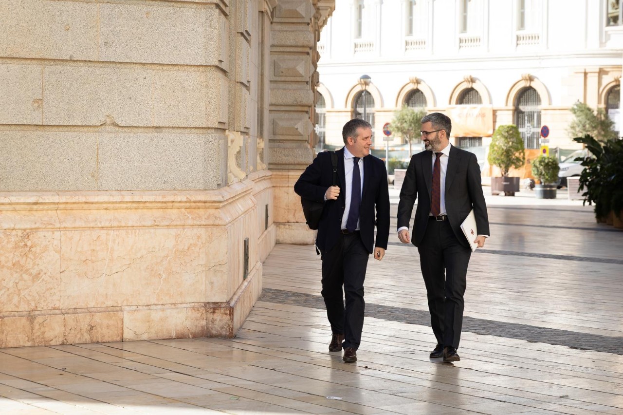 Lucas, al costat del Comissionat, abans de l'inici de la reunió