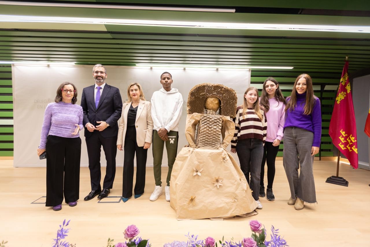 El delegat del Govern, amb els representants de l'IES de Cartagena
