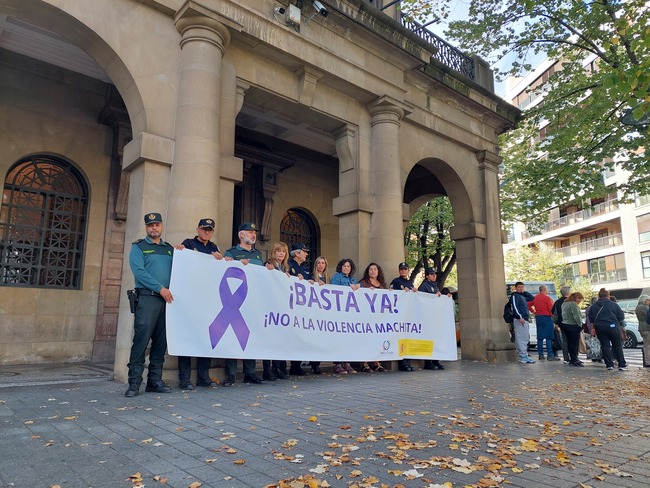 Minut de silenci en l'exterior de la delegació del govern