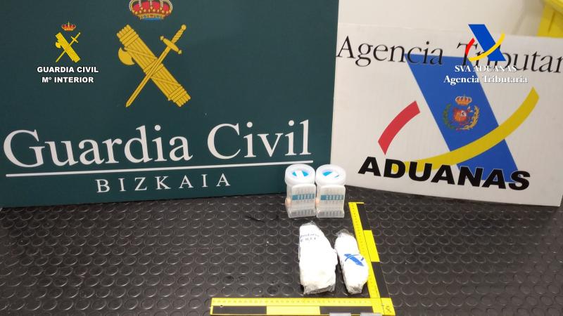 Detinguda una dona amb dos paquets de cocaïna adherits al seu cos en l'aeroport de Bilbao