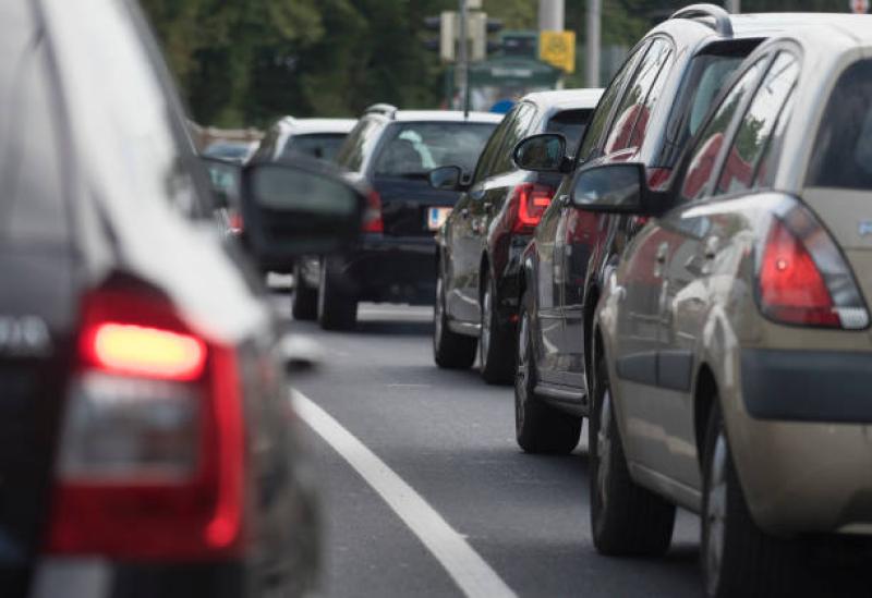 Gobernuaren Euskadiko ordezkaritzak ohartarazi du A-63 autobidean, Frantziarako sarbidean, auto-ilara handia dagoela