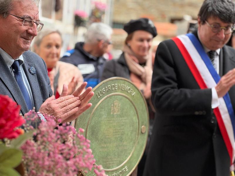Develación de la placa de Lloc de Memòria en la tomba del poeta Antonio Machado