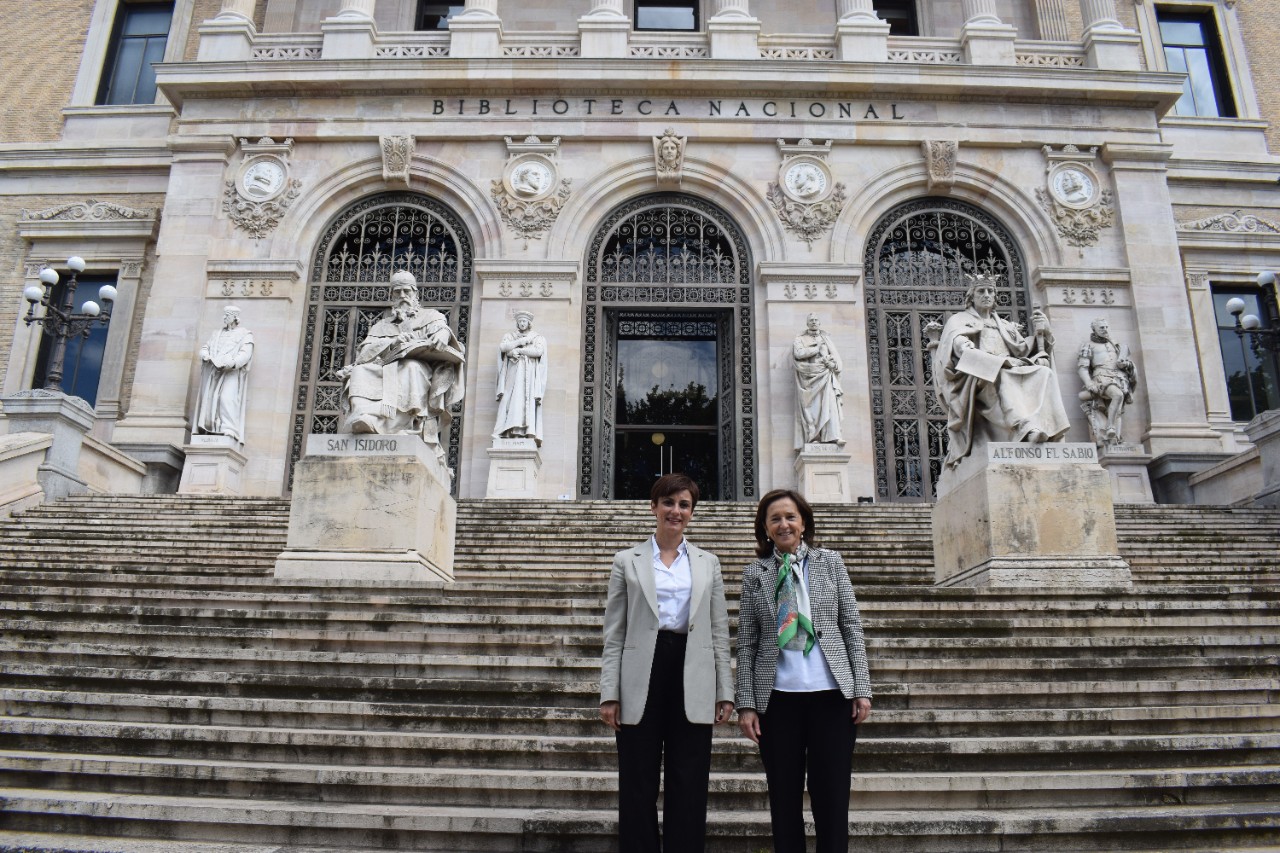 Isabel Rodríguez visita l'exposició “Notícies vertaderes, meravellosos prodigis”, documents de la història d'Espanya com a origen del periodisme