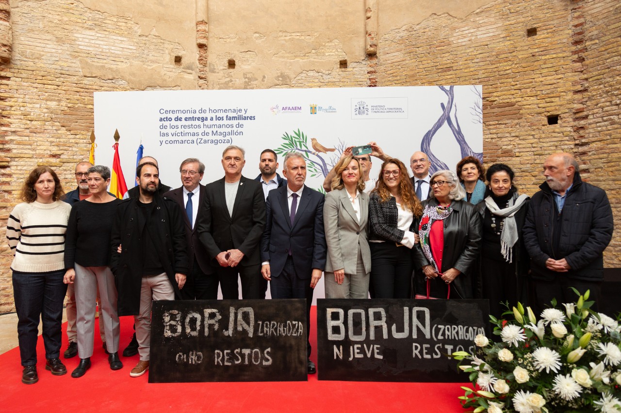 Ángel Víctor Torres lliurament en la localitat saragossana de Magallón les restes localitzades en Cuelgamuros de 17 víctimes de la Guerra